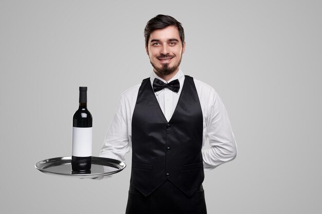 Cameriere con bottiglia di vino
