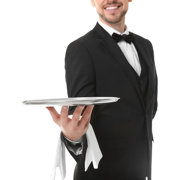 Foto cameriere con vassoio in metallo su sfondo bianco