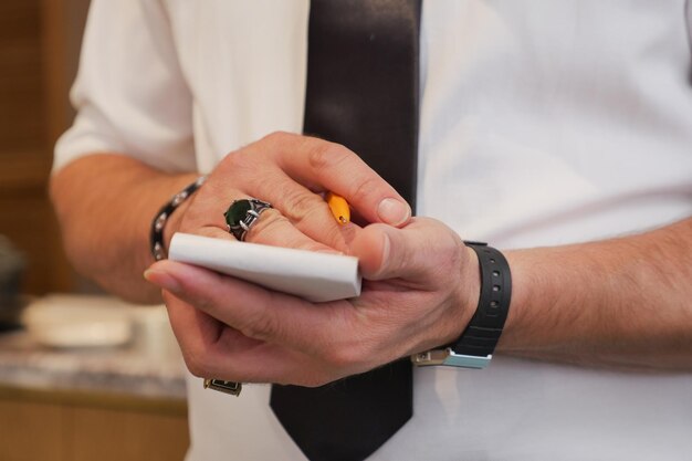 Photo a waiter writing oder on a notebook