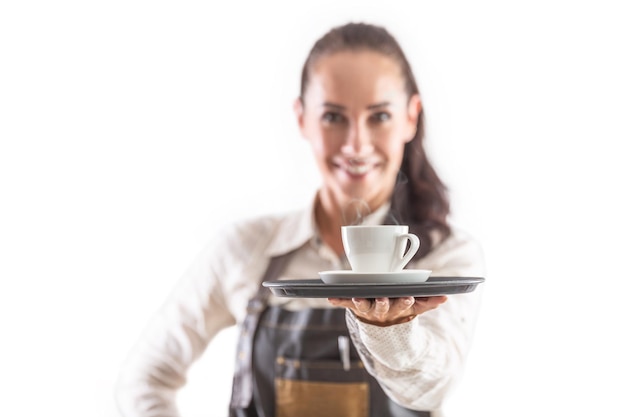 Foto cameriera in grembiule che offre caffè sul vassoio su sfondo isolato