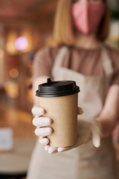 Foto cameriera che dà caffè al cliente