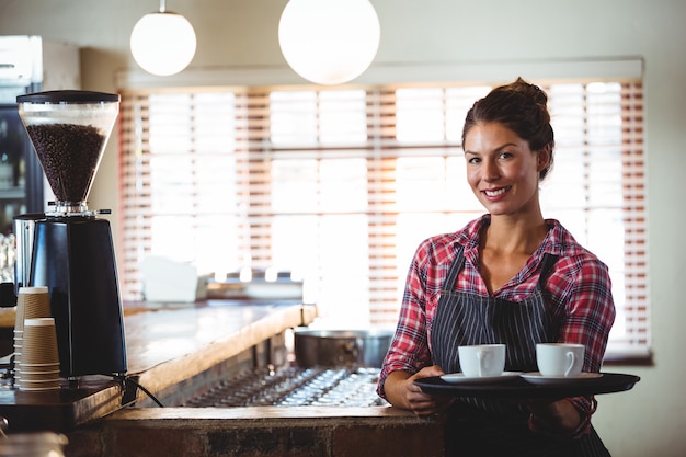 Photo waitress holding coffees