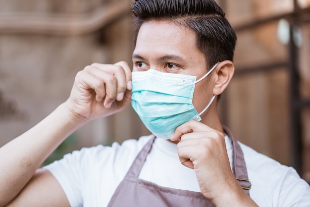 Waitress wearing a face mask at the coffee shop