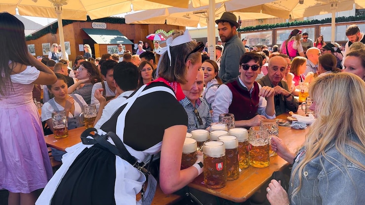 Photo waitresses carrying beer mugs at oktoberfest munich germany september 21 2024