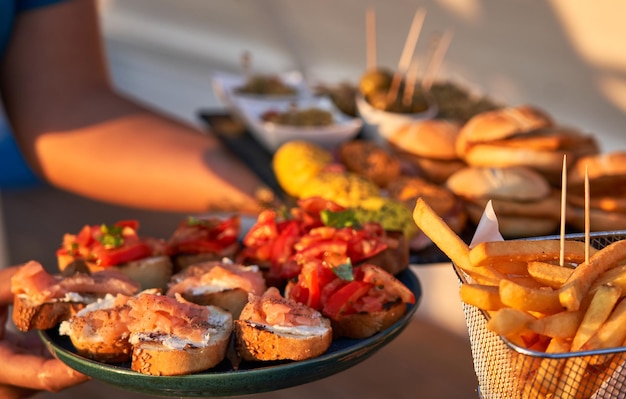 写真 地中海の夏のライフ スタイル コンセプトのビーチ バーでおいしい食事を提供するウェイトレス