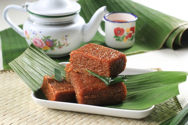Wajik of Wajit Ngora is een traditionele Indonesische snack gemaakt met gestoomde kleverige kleefrijst gekookt in palmsuiker, kokosmelk en pandanbladeren. Populair in Javaans en Soendanees eten