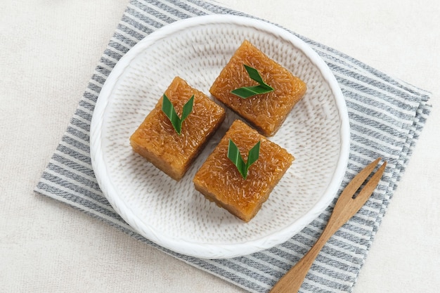 Wajik traditionele Indonesische snack gemaakt van gestoomde kleefrijst palmsuiker kokosmelk