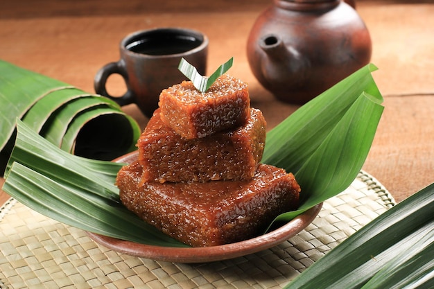 Photo wajik or wajit ngora is traditional indonesian snack made with steamed sticky glutinous rice cooked in palm sugar coconut milk and pandan leaves popular in javanese and sundanese food