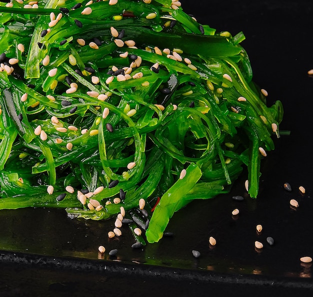 Wakame zeewiersalade met sesamzaadjes