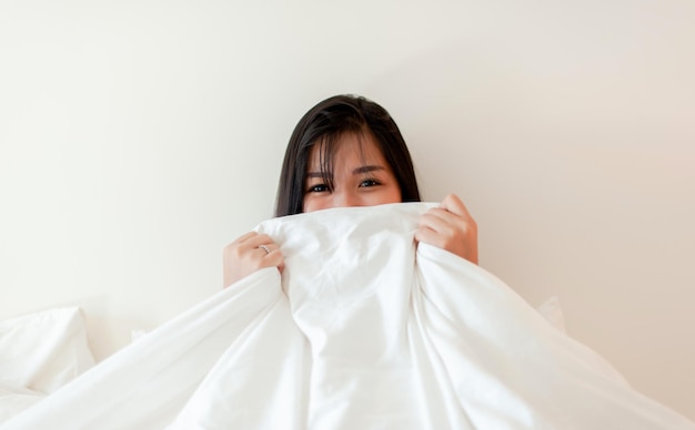 Svegliati felice la mattina a letto abbastanza riposo sonno pieno e un sorriso pieno di felicità felice