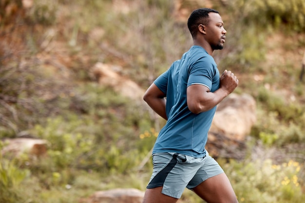 Svegliati e lavora su te stesso inquadratura di un giovane sportivo che corre all'aperto