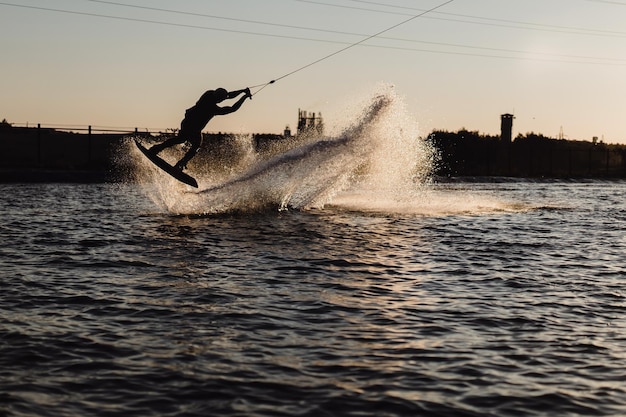 Foto wakeboard. wakeboarden springen bij zonsondergang
