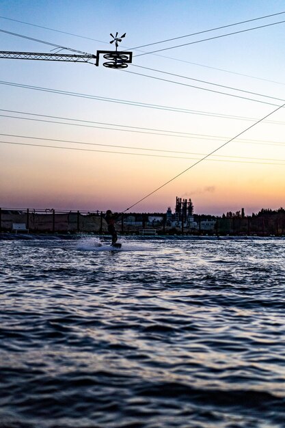 wakeboard. wakeboarden springen bij zonsondergang