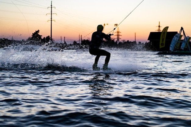 Photo wakeboard. wakeboarding jumping at sunset