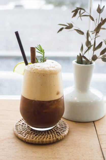 Foto svegliarsi bevendo un caffè al lime