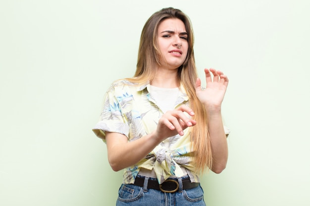 walging en misselijkheid voelen, afstand nemen van iets smerigs, stinkends of stinkends, bah zeggen