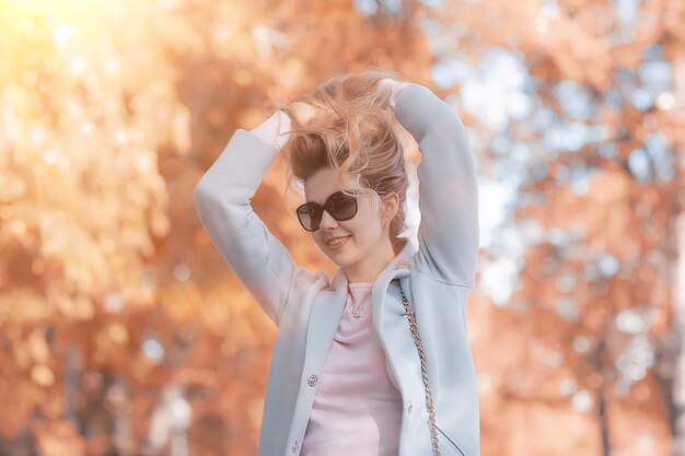 秋の公園を歩く/秋の公園の美しい少女、モデルの女性の幸せと黄色い木々の楽しさ10月