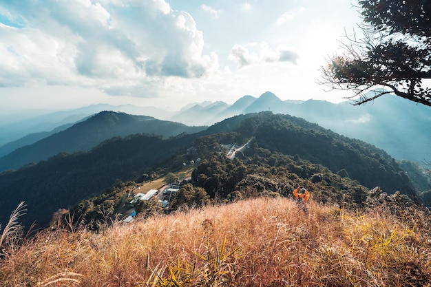 저녁에 산에 오르다