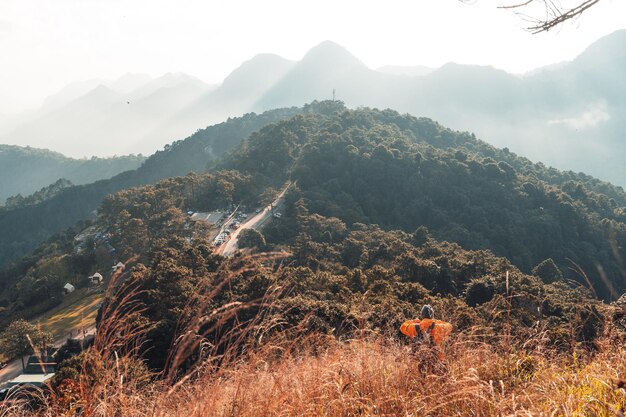 저녁에 산에 오르다