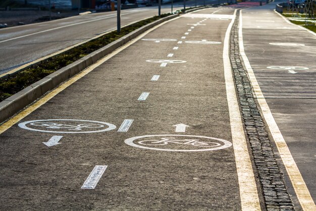 Foto modo della camminata e segni della pista ciclabile sul fondo stradale