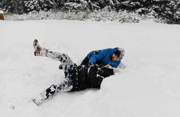 冬に歩く降雪を楽しむカップルを抱きしめる凍るような森で雪で遊ぶ男女冬のロマンチックなデート若い家族のクリスマス気分愛とレジャーのコンセプト