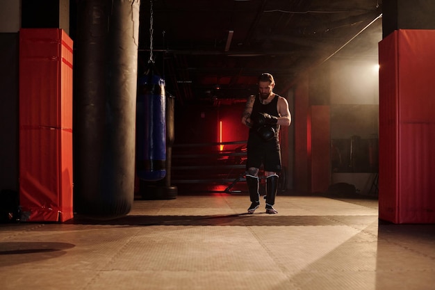 Foto camminare in palestra con i sacchi da boxe