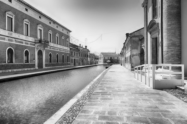 Photo walking among the picturesque canals of comacchio italy