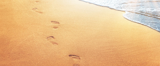 Camminare sulla spiaggia, lasciare impronte sulla sabbia.