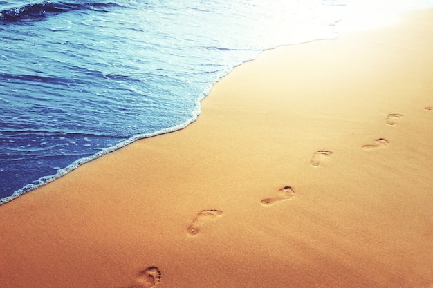 Camminare sulla spiaggia, lasciare impronte sulla sabbia.