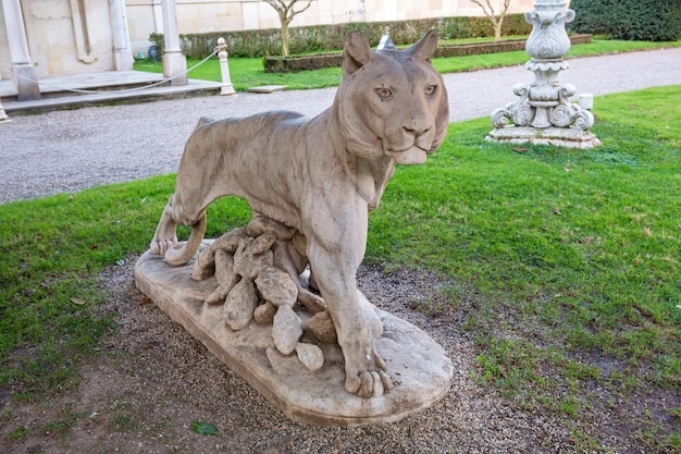 Scultura della tigre del re a piedi nel palazzo beylerbeyi istanul turchia