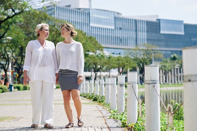 写真 歩く母と娘