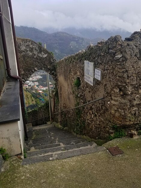 Photo walking path down to minori from ravello view of minori and mountains in the background