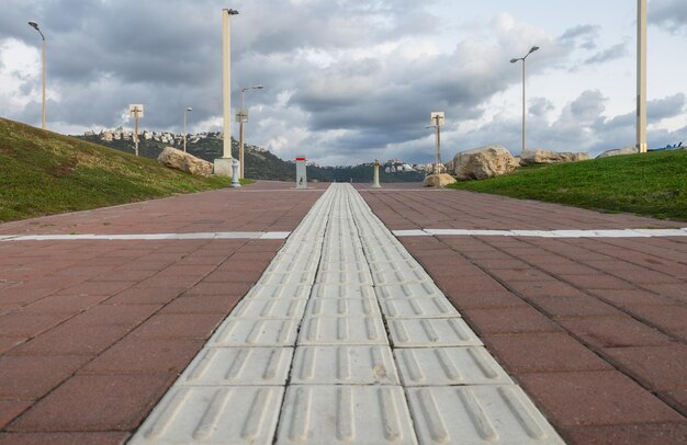 Foto cammino a piedi con nubi drammatiche sullo sfondo