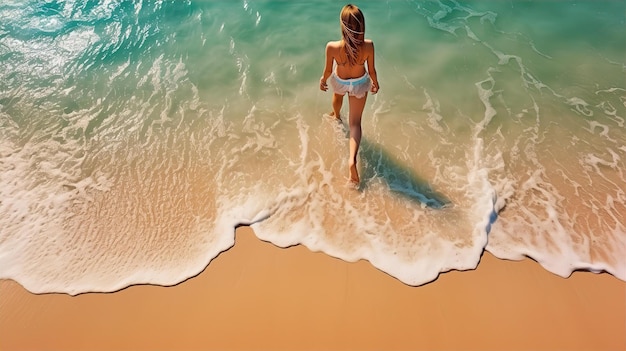 Foto camminando in vacanza estiva in spiaggia bella spiaggia chiara e concetto di vibrazioni tropicali del mare blu