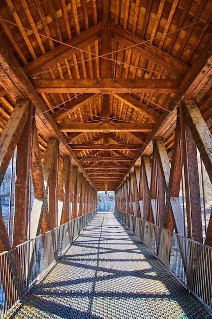 金属床の大きな木製の歩道橋を歩く