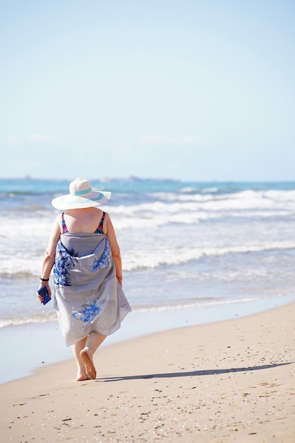 Photo walking through the sand