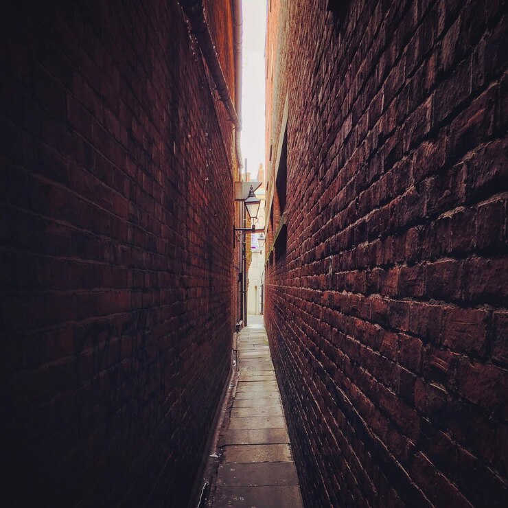 Photo walkway amidst buildings