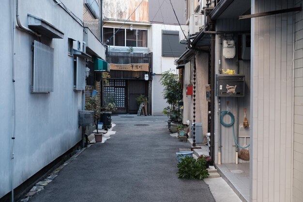 Photo walkway amidst buildings