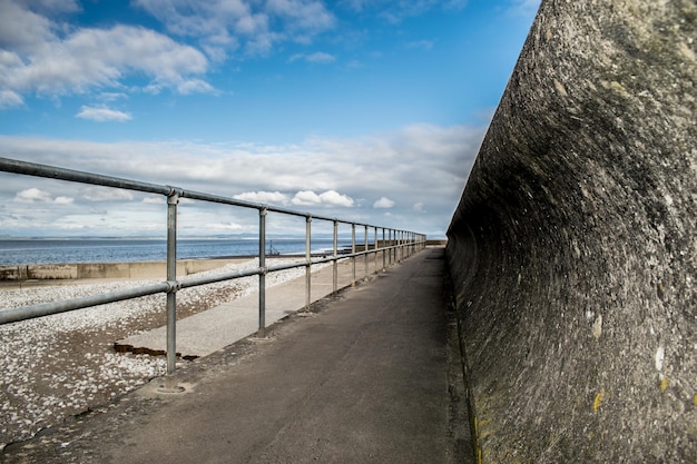 写真 空に向かって海の歩道