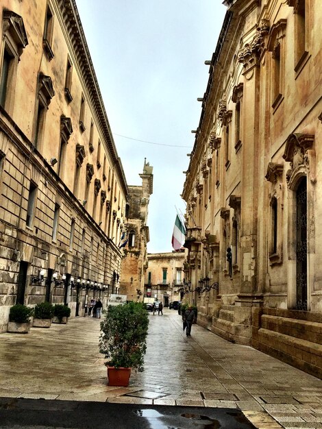 Foto passeggiata in città contro il cielo