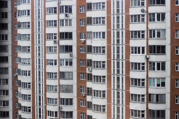 창문과 발코니가 있는 아파트 건물의 벽