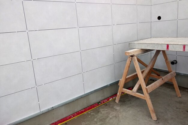 Installazione di piastrelle ceramiche a parete su colla di malta.