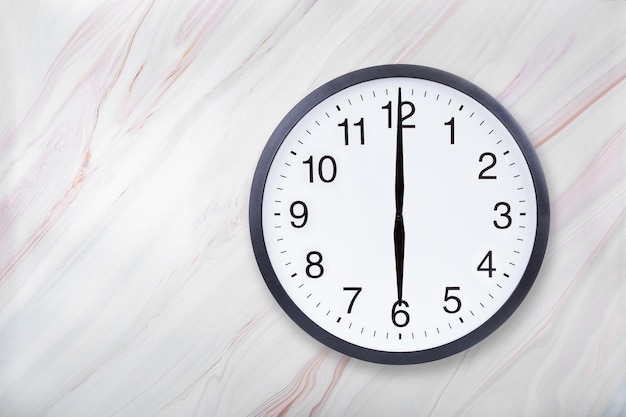 벽시계는 대리석 질감에 6시를 보여줍니다. 사무실 시계는 오후 6시 또는 오전 6시를 보여줍니다.