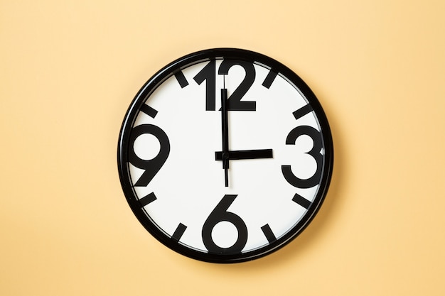 Wall clock show three o'clock