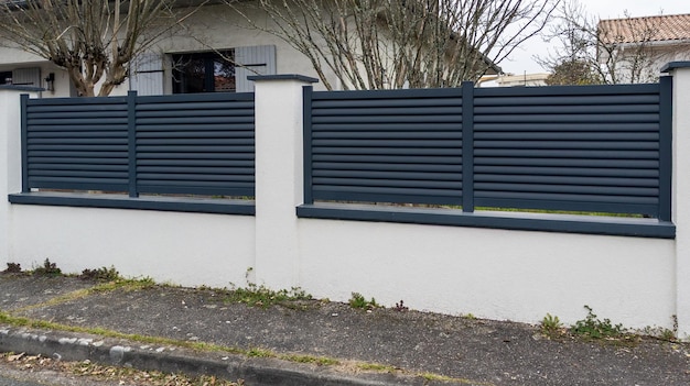 Настенный забор серый современный барьер загородного дома дизайн защиты вид на домашний сад