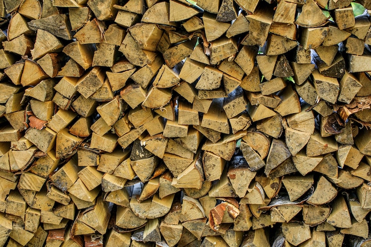 फोटो wall firewood, background of dry chopped firewood logs in a pile