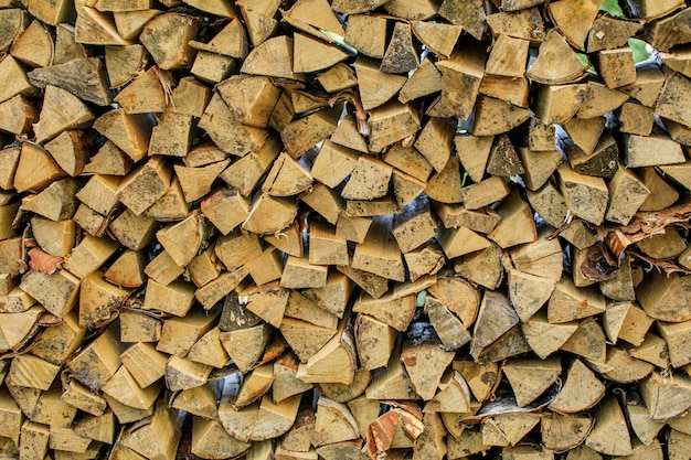 Стеновые дрова, фон из сухих колотых дров, бревна в куче. фото высокого качества