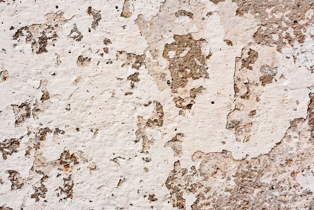 Фрагмент стены с царапинами и трещинами