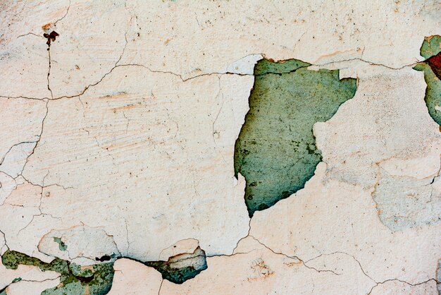 傷やひび割れがある壁の破片