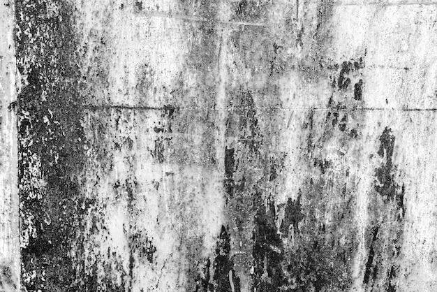 Фрагмент стены с царапинами и трещинами